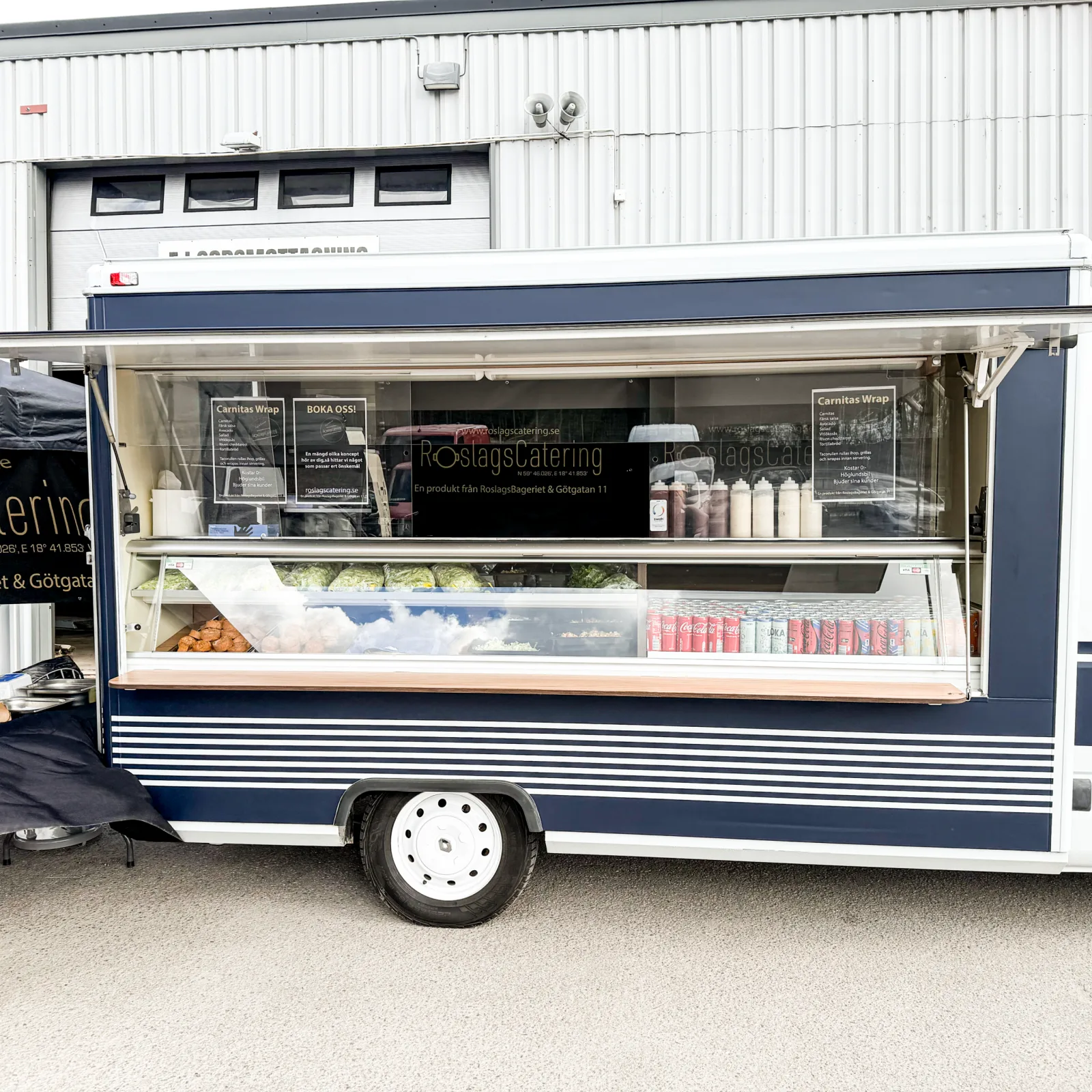 Roslagsbageriets food truck serverar mat på event
